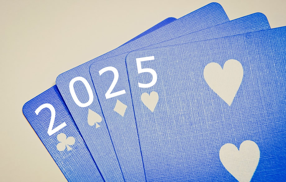 imagen con naipes para póker, picas, palos, monedas con texto 2025
