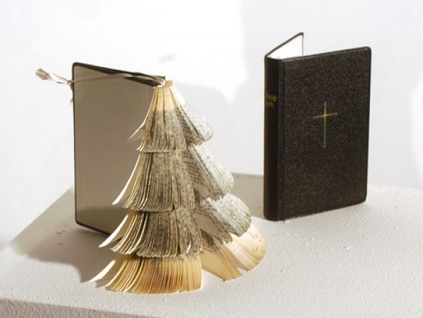 Hermosa imagen con un árbol de Navidad construido con la Biblia para compartir en Facebook y WhatsApp