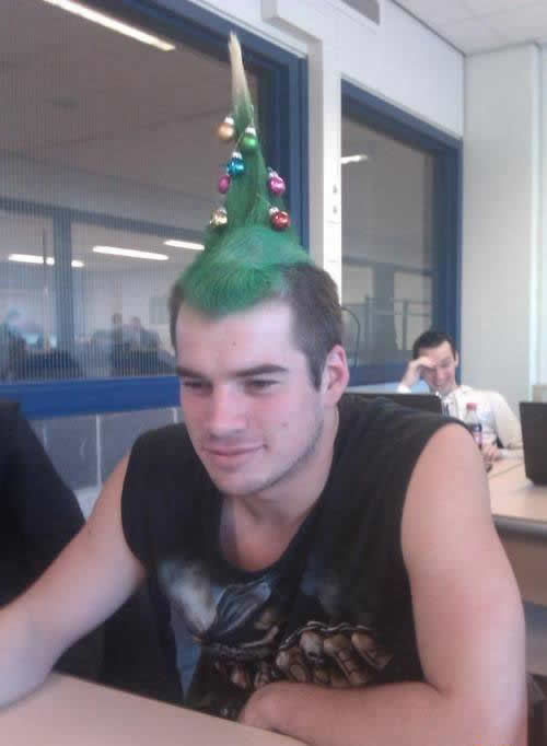 Foto de un joven que construyó su árbol de Navidad con el pelo y también estaba bien decorado para las vacaciones