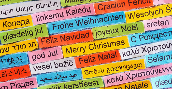 Imagen con muchas tarjetas de colores con la inscripción Feliz Navidad en los diferentes idiomas europeos, para saludos internacionales
