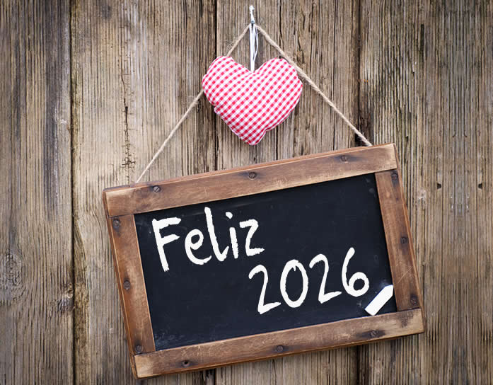Imagen con textos Feliz 2026 escritos con tizas en una pizarra y un hermoso corazón