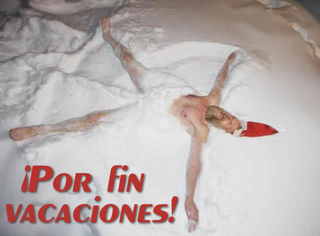 Foto de un Papá Noel semidesnudo arrojado a la nieve, todo relajado, expresando bien el texto agregado: Finalmente las vacaciones. La temporada navideña ha llegado con las tan esperadas vacaciones para descansar un poco