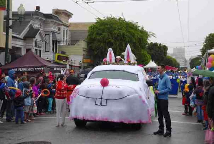 Foto de un coche disfrazado de conejo de Pascua