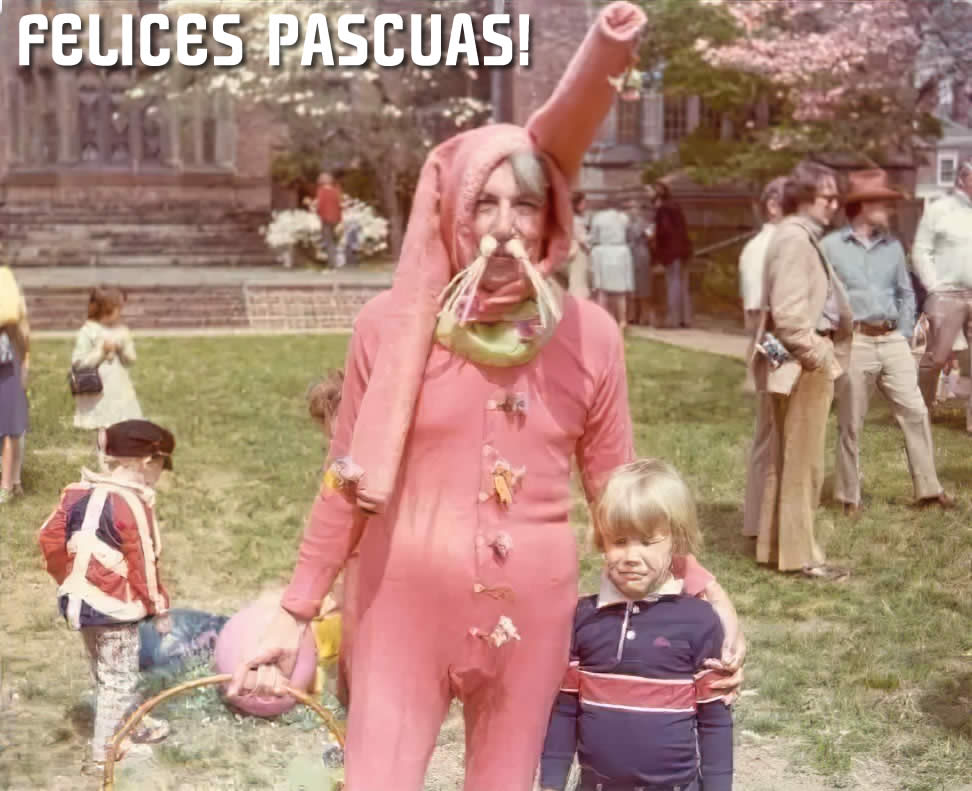 Foto antigua con un ridículo disfraz de conejito de Pascua.