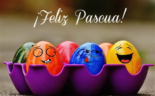 Tarjeta de felicitación de Pascua con coloridos y sonrientes huevos de Pascua